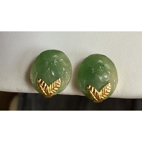 Crown TRIFARI Carved Green Lucite Pendant Necklace & Clip On Earrings Vintage - Picture 2 of 14